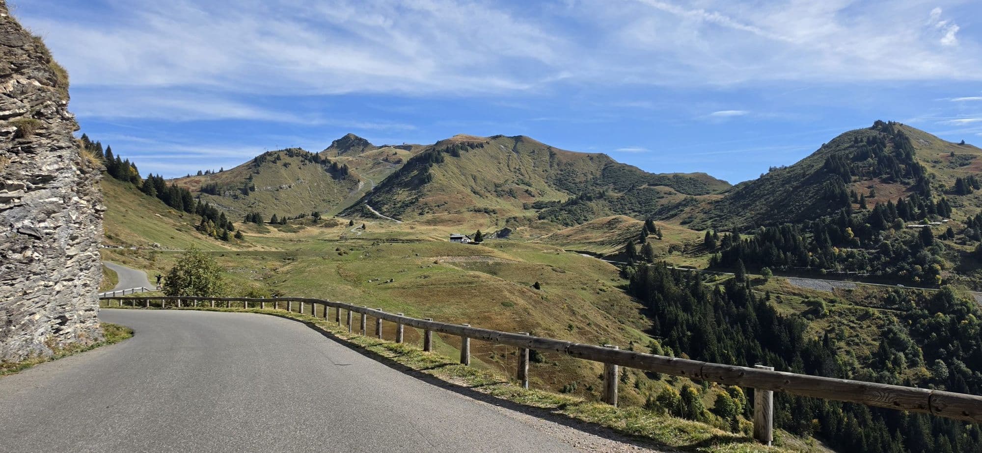Route de col et alpages en Haute-Savoie