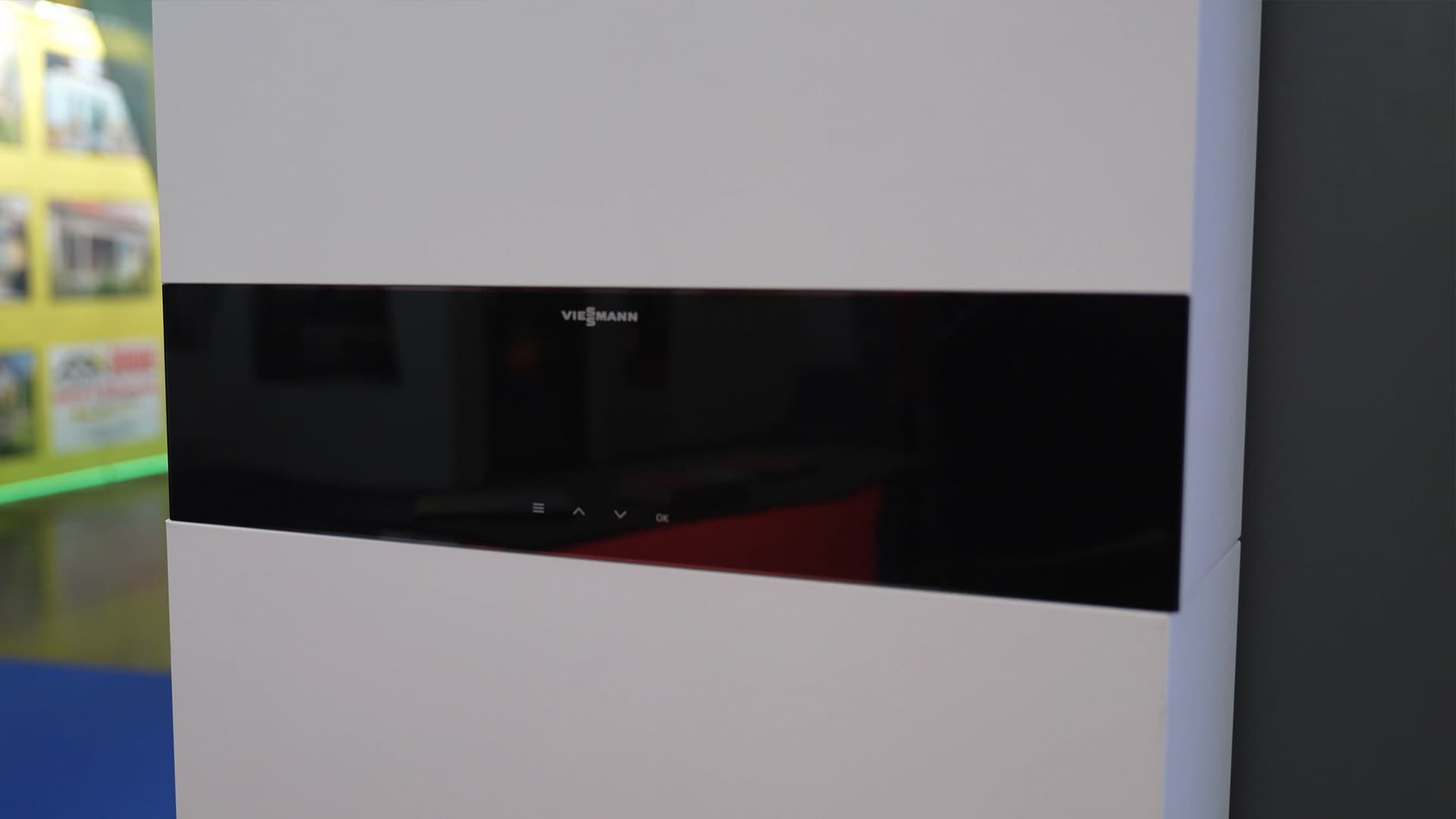Régulation Viessmann One Base 3.5 pouces — panneau noir tactile avec logo Viessmann argenté et 5 boutons capacitifs
