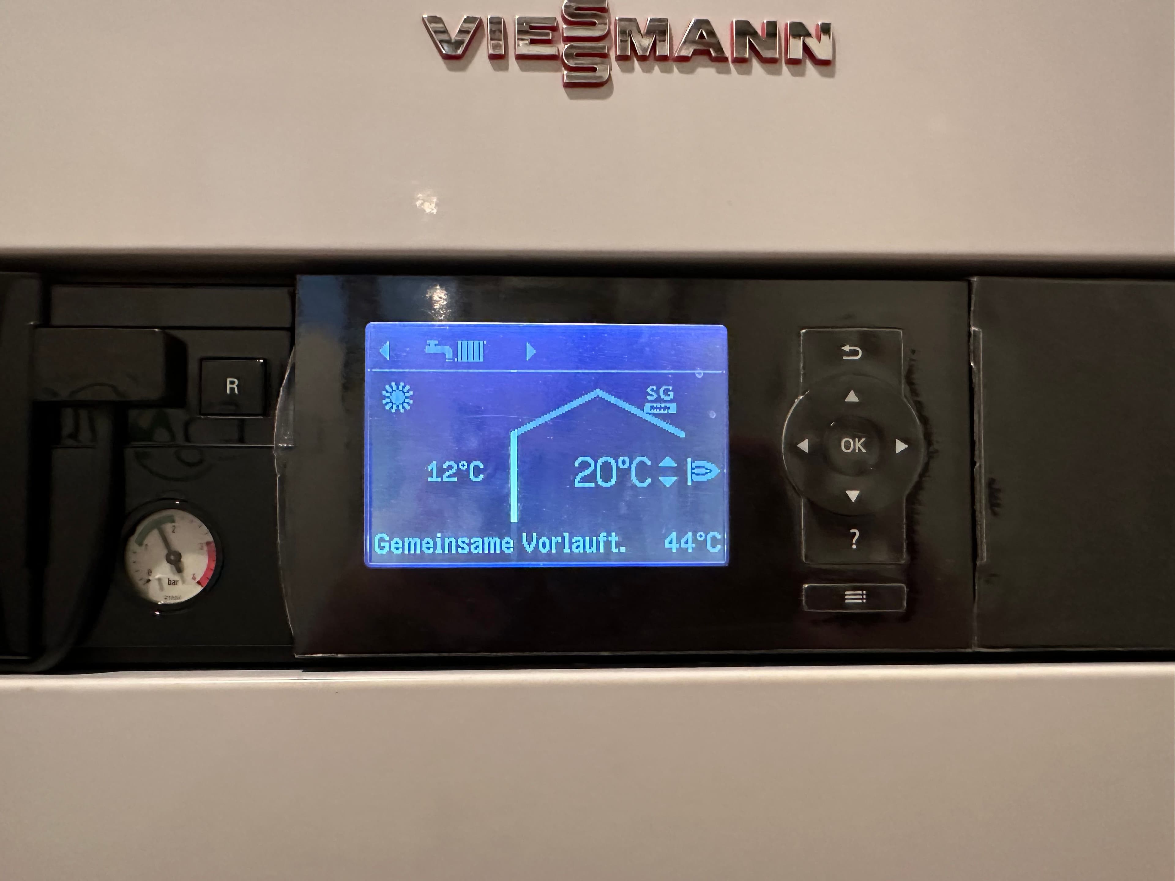 Régulation Viessmann WB2C — boîtier noir avec écran LCD bleu rétroéclairé, manomètre intégré et logo Viessmann argenté